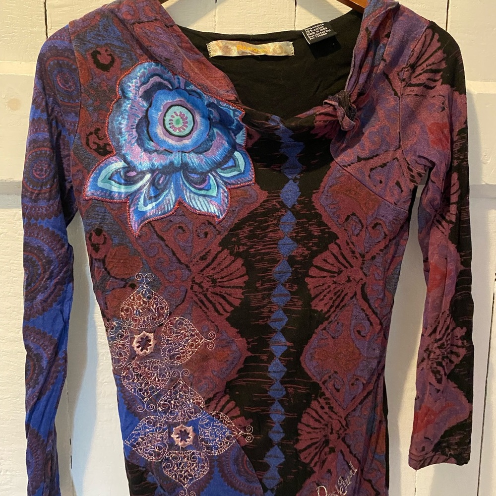 Desigual long sleeve top. EUC. Smoke free and pet free home.